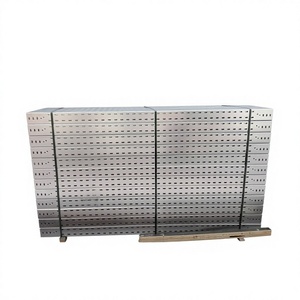 Canaux de câblage perforés de type cheminée pour la gestion des câbles en entrepôt - Product Image 1