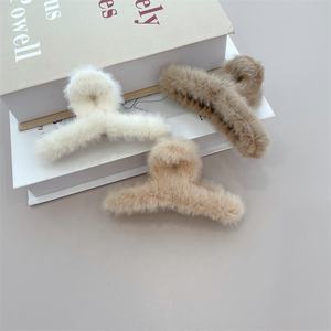 Big Size Plastic Cross Winter Warme Harige Haar Klem Accessoires Pluche Massaal Haar Klauwen Stof Bont Klauw Haar Clips - Product Image 3