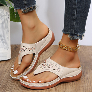Sandalias planas huecas con diamantes de imitación para mujer, chanclas de verano de talla grande con punta abierta para exteriores - Product Image 1