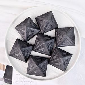 Venta caliente de cristal artesanías mal de ojo tallas 5cm negro Shungite Pirámide para decoración del hogar - Product Image 3