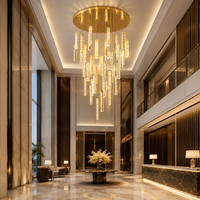 Lustre personnalisé à barres de cristal longues, plaque de plafond dorée, suspension LED protectrice pour les yeux, garantie 2 ans pour escalier à plafond haut