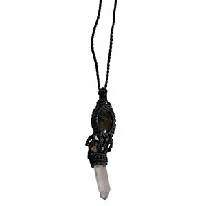 Collar Unisex Ajustable Hecho a Mano con Colgante de Macramé Negro, Gema Verde y Cuarzo, Cadena de Cuerda Chapada en Oro Vintage - Product Image 1