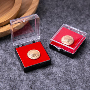 Distintivo Scolastico Personalizzato in Lega di Zinco, Spilla Smaltata Placcata Oro con Logo Inciso, Distintivo Dipinto di Personaggi TV e Film Personalizzabile - Product Image 3