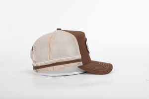Gorra de béisbol trucker de malla con rayas en blanco, de alta calidad, personalizada, de 5 paneles, con visera curva y logotipo bordado con aplique. - Product Image 5