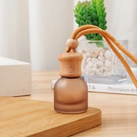 Perfume para Auto de Alta Gama en Botella de Vidrio con Dispensador de Aceites Esenciales, Tapa de Madera y Soporte para Rejilla de Ventilación