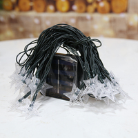 30L Warmweiße/Mehrfarbige LED-Sternenlichterkette IP44-Schutzklasse Kunststoff-Solarpanel Bodenstecker 8 Modi für Weihnachtsdekoration
