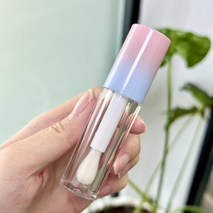 Nouveau Stock Emballage <span class=keywords><strong>De</strong></span> Maquillage En Plastique 6ml Mignon Gradient Top Couleur Grand Applicateur <span class=keywords><strong>Biche</strong></span> Pied Brillant À Lèvres Tube D'huile À Lèvres - Product Image 5