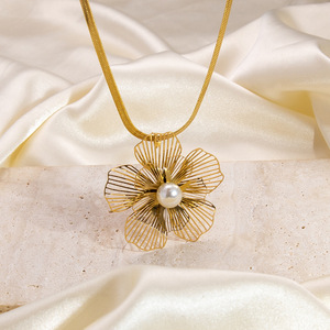 Ensemble collier et boucles d'oreilles en perles de fleurs, acier inoxydable plaqué or 18 carats, bijoux de fête pour femmes, fabriqué à Yiwu - Product Image 2