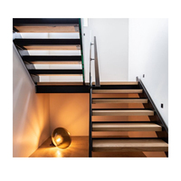 Escalier courbé sur mesure pour villa intérieure avec rampe en verre