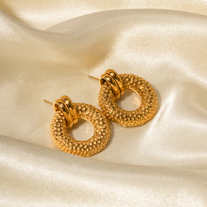 Pendientes redondos impermeables de acero inoxidable chapados en oro de 18 quilates con patrón de martillo en forma de O Zhilin para niñas - Product Image 4
