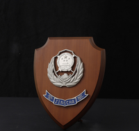 Plaque de certificat en bois personnalisée avec impression UV et gravure, forme bouclier, écologique, avec plaque dorée ou argentée