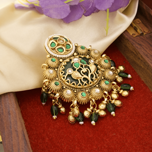 Broche para el Cabello Chapado en Oro con Piedra Verde, Motivo de Pavo Real Ornamentado, Detalles de Perlas y Diseño Floral Tradicional para Mujer Elegante - Product Image 3