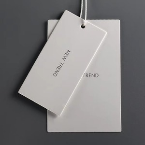 Étiquettes suspendues et étiquettes de marque personnalisées à faible MOQ avec logo imprimé pour vêtements et chaussures – Étiquette imprimée en papier écologique - Product Image 1