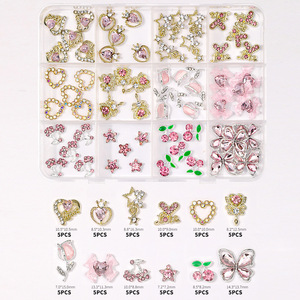 อุปกรณ์ตกแต่งเล็บแบบ 12 ช่อง ประกอบด้วยเรซิ่นโลหะสีเงินสีทอง ประดับด้วยเพชร พลอย มุก ดอกไม้ ผีเสื้อ รูปกากบาท และหมุดโลหะ - Product Image 5