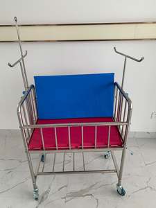 Cama de bebé usada de acero inoxidable con colchón - Product Image 3