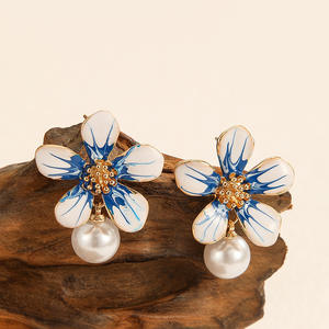 Nueva venta al por mayor de moda fresca Linda personalidad esmalte pendientes nueva moda flor perla multicolor gota pendientes para niñas mujeres - Product Image 4