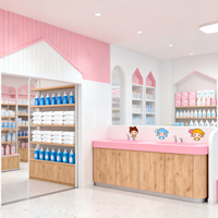 Lemari pajangan dinding kayu warna pink untuk memajang pakaian dengan lampu LED untuk toko