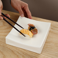Plateau carré haut de gamme noir et blanc mat de style vintage moderne pour sushis, avec fond plat, idéal pour les restaurants haut de gamme, les hôtels et les fêtes