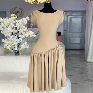 Robe plissée mi-longue en polyester, taille haute, coupe ajustée, couleur unie, col rond, dos nu, style sexy et élégant, collection Printemps 2026 - Product Image 5