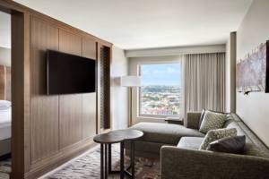 CREATION Meubles de chambre d'hôtel Marriott 5 étoiles Ensemble de lit double en placage de noyer Têtes de lit en cuir vintage avec lampes en bronze antique - Product Image 2