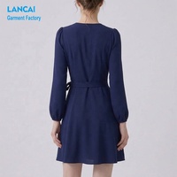 Robe mini trapèze bleu marine unie à col en V, manches longues bouffantes, taille nouée, style écheveauté pour femme - Fabricant de vêtements personnalisés OEM ODM