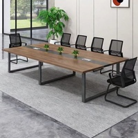 Bureau de direction moderne et luxueux, mobilier en bois, table de conférence, chaises de réunion pour hôtel et salle de réunion de bureau