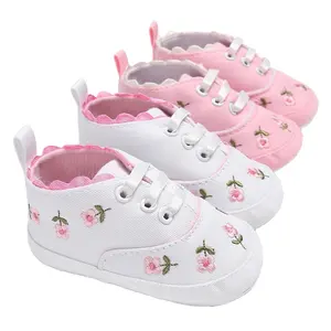 女婴鞋白色蕾丝花卉刺绣鹿皮鞋预步行者步行学步童鞋