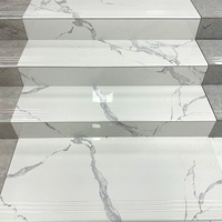 Marches d'escalier en marbre de luxe léger avec surface antidérapante, éclairage à capteur, construction durable pour usage intérieur