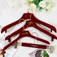 Cintre Velours Rouge avec Logo Personnalisé pour Armoire, Présentoir de Vêtements, Magasin de Robes de Mariée, Prix Usine