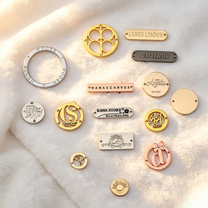 Étiquettes métalliques personnalisées de marque premium, plaques métalliques gravées pour vêtements, sacs, chaussures - Product Image 2