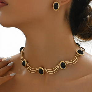 طقم مجوهرات نسائي فاخر من ثلاث قطع مطلي بالذهب مع قلادة خانقة من الكريستال وأقراط عصرية هدية للزفاف والذكرى السنوية والخطوبة - Product Image 1