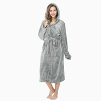 Peignoir à capuche avec logo personnalisé-Peignoir long en peluche