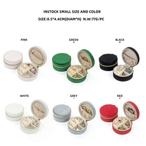 FORTE Estuche de Viaje Redondo de Terciopelo para Joyas, Mini Organizador de Joyas con Cierre - Product Image 4