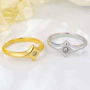 Bague en Acier Titane Bicolore Or & Argent avec Diamant Éclatant - Bijou Minimaliste de Luxe Léger pour le Quotidien - Product Image 2