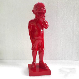 Escultura de Resina Roja con una Cara Sonriente, que Presenta un Interesante, Encantador, Abstracto y Reconfortante Modelo del Cuerpo Humano - Product Image 6