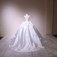 Robe de mariée de luxe en satin à col carré, robe de mariée taille plus, robe de bal, robe de mariée avec pétales de fleurs 3D