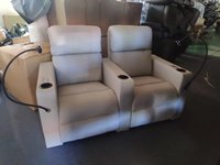 Canapé inclinable électrique pour home cinéma en cuir PU gris clair, double siège, design à coussins segmentés, accoudoirs intégrés, porte-gobelets