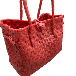 Sac fourre-tout en plastique tressé écologique rouge pour femme, idéal pour la plage, le shopping, le rangement et les voyages – Fournisseur personnalisé - Product Image 4