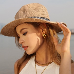ต่างหูแบบติดหู สแตนเลสชุบทอง 18k ดีไซน์กลวง - Product Image 3