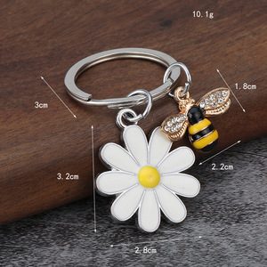 Llavero de abeja y flor, colgante de metal con diseño de insecto y margarita, adorno para bolso, regalo al por mayor para llaves de coche, suministro de fábrica - Product Image 2