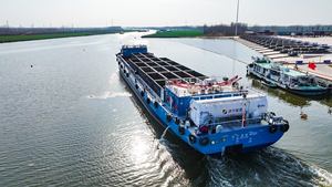 เรือบรรทุกสินค้าแบบพื้นเรียบ 67.6 เมตร สำหรับงานขนส่งสินค้าทางแม่น้ำ พร้อมขาย - Product Image 2