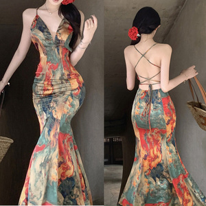 Zarif Modern Omuzları Açık Renkli Çiçek Desenli Balık Kuyruğu Etekli Dar Kesim Şifon Yırtmaçlı Şık Yaz Partisi Elbisesi - Product Image 2