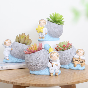 Vaso Creativo HY in Resina per Piante Succulente, Sfera Decorativa da Scrivania, Vaso per Piante a Tema Pianeti e Astronauti, Piccolo Contenitore per Giardinaggio - Product Image 4
