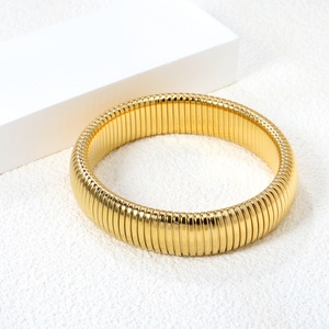 Bracelet jonc élastique empilable épais en acier inoxydable plaqué or 18 carats, tendance et inaltérable, personnalisable - Product Image 5