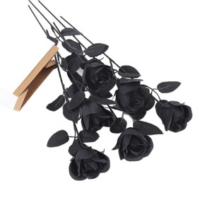 Ramo de Rosas Negras Artificiales para Decoraciones Góticas de Halloween con Detalles Rojos y Blancos en Arreglo de Jarrón - Product Image 5