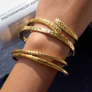 Pulsera Minimalista Unisex en Tono Dorado Martillado Jinhua, Accesorio de Moda Hecho en China - Product Image 2