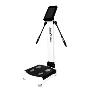 Báscula vertical de análisis corporal con electrodos de mano y escáner de composición corporal completa para centros de fitness - Product Image 3