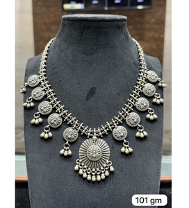 Collier élégant en argent pour femmes, design tendance pour mariage, rehausse les tenues de tous les jours avec un attrait intemporel - Product Image 2