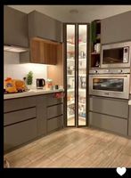 Armoire de cuisine d'angle sur mesure à haute efficacité avec étagères incurvées, éclairage LED et système de rangement à haute utilisation de l'espace