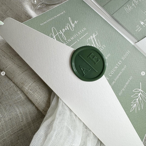 Invitation de mariage de couleur vert sauge personnalisée Invitations folio à trois volets avec inserts étagés texturés blancs. - Product Image 3